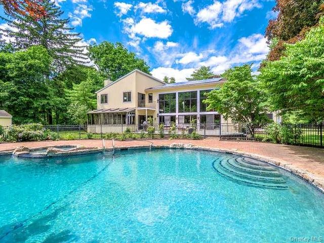 8 Harbor Acres Road, Sands Point, NY 11050