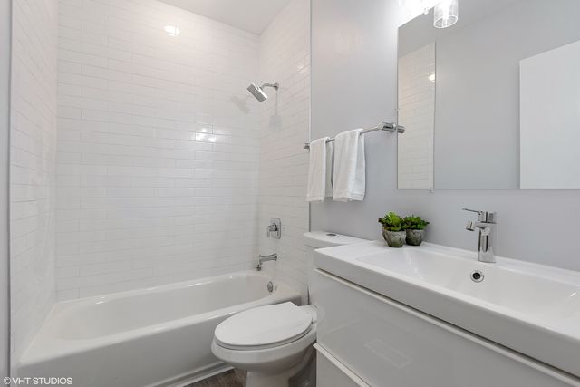 1240 W COTTAGE Place, Chicago, IL 60607