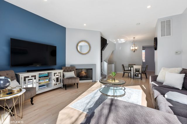 1240 W COTTAGE Place, Chicago, IL 60607