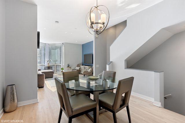 1240 W COTTAGE Place, Chicago, IL 60607