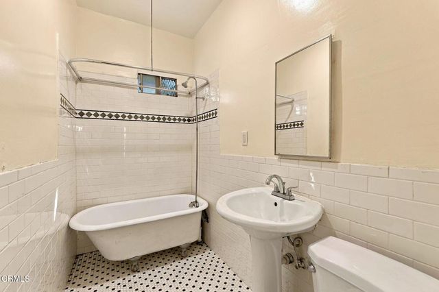 3000 Kenwood Avenue, Los Angeles, CA 90007