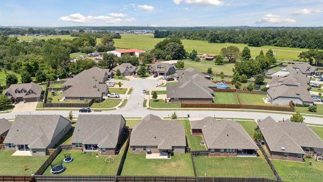9016 E 132nd Street S, Bixby, OK 74008