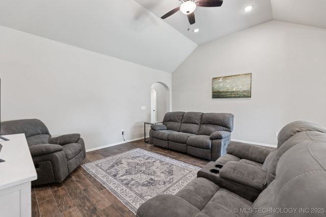 9016 E 132nd Street S, Bixby, OK 74008