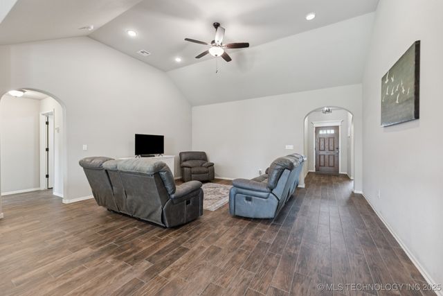 9016 E 132nd Street S, Bixby, OK 74008