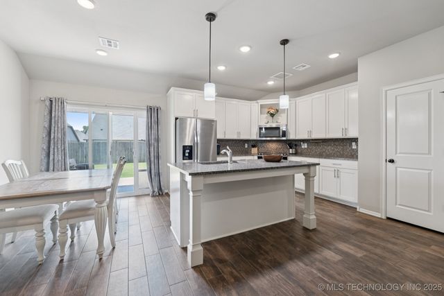 9016 E 132nd Street S, Bixby, OK 74008