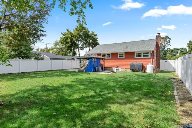 5 Prospect Street W, Amityville, NY 11701