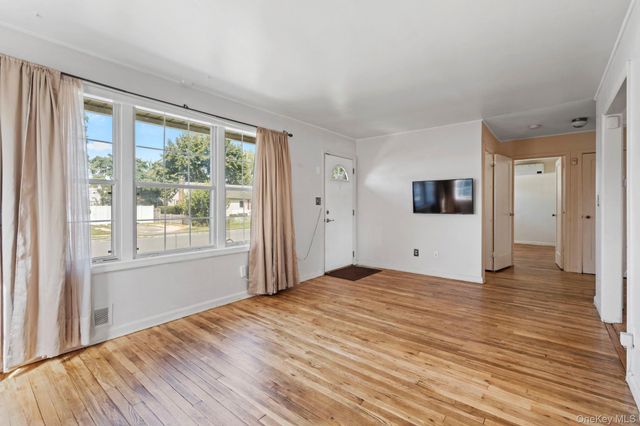 5 Prospect Street W, Amityville, NY 11701