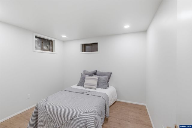 927 Kingwood Dr NW, Salem, OR 97304