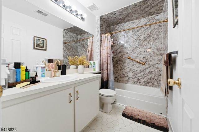 25 Holly St, Jersey City, NJ 07305