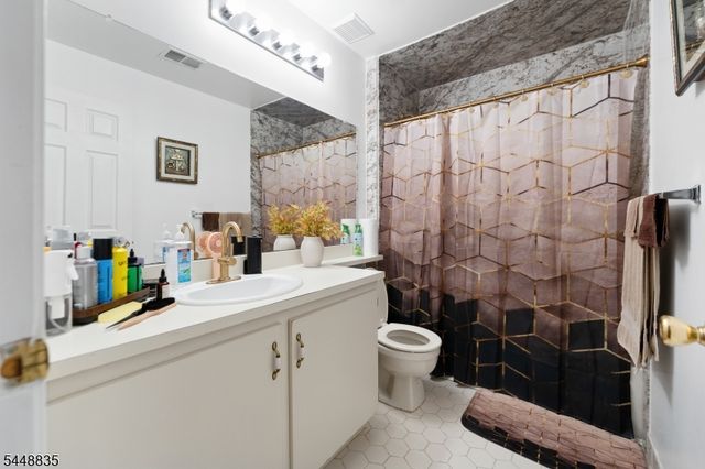25 Holly St, Jersey City, NJ 07305