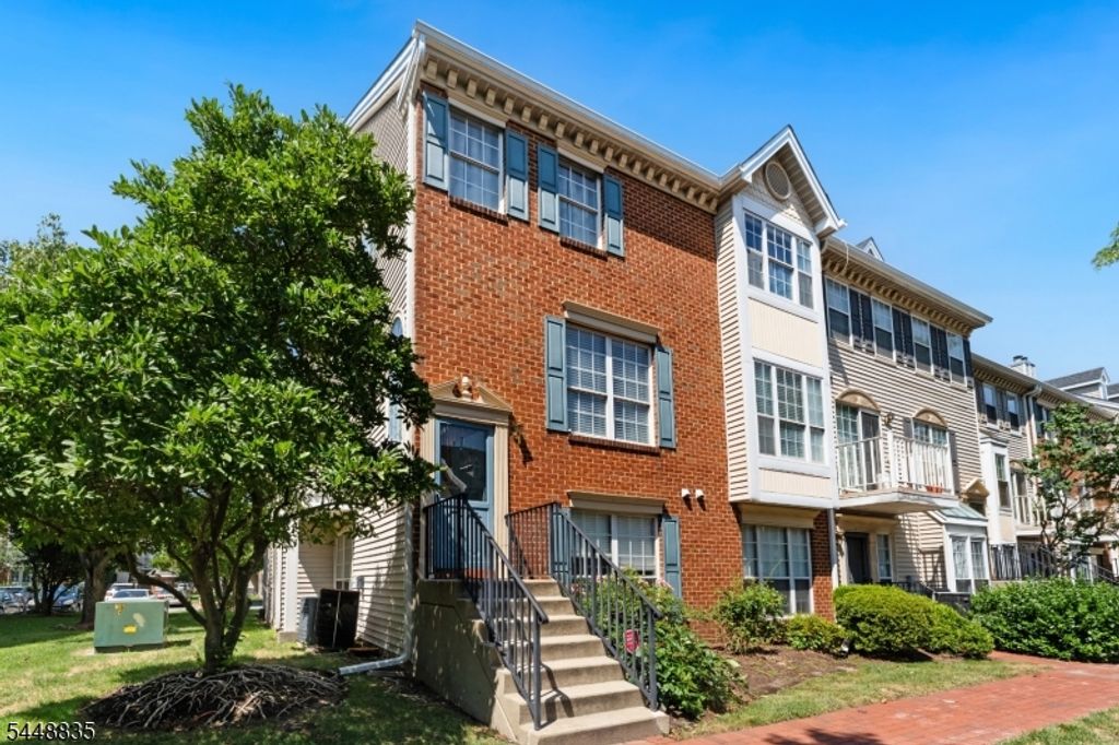 25 Holly St, Jersey City, NJ 07305
