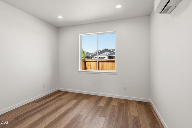 202 Gangnes Drive, Talent, OR 97540