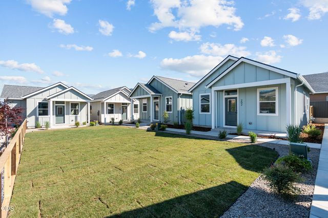 202 Gangnes Drive, Talent, OR 97540