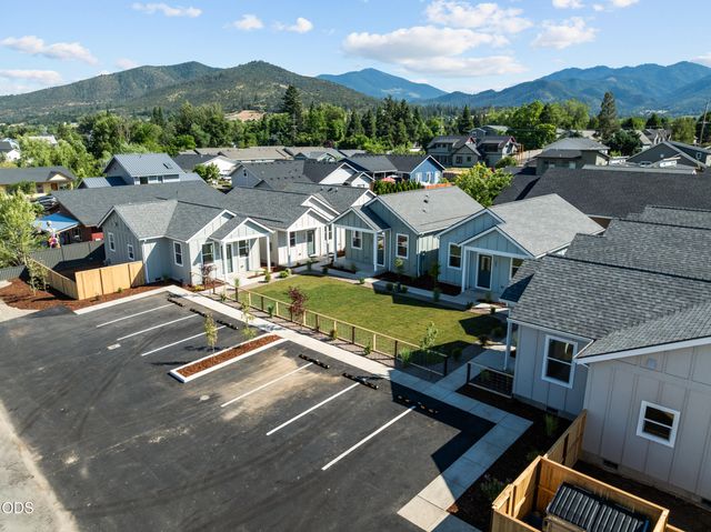 202 Gangnes Drive, Talent, OR 97540
