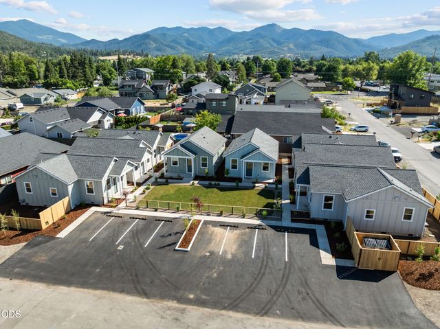 202 Gangnes Drive, Talent, OR 97540