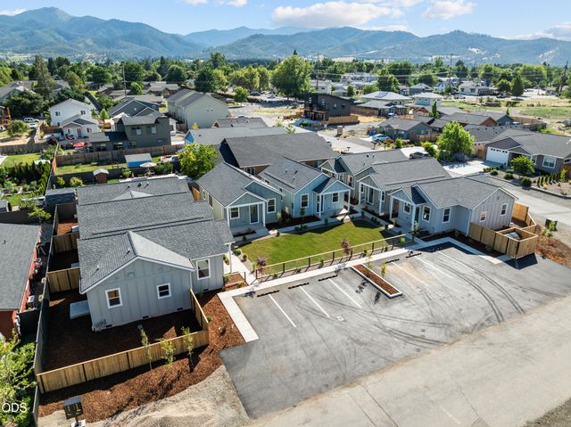 202 Gangnes Drive, Talent, OR 97540
