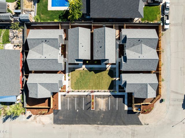 202 Gangnes Drive, Talent, OR 97540