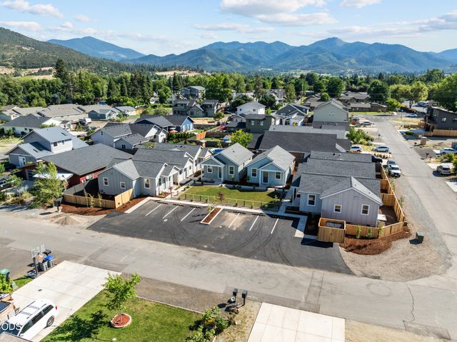 202 Gangnes Drive, Talent, OR 97540