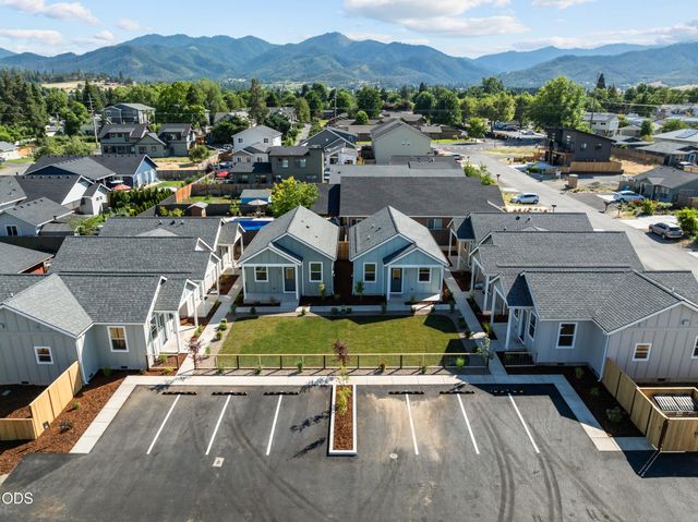 202 Gangnes Drive, Talent, OR 97540