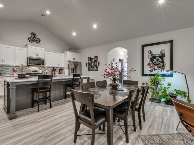 7707 S Redbud Avenue, Broken Arrow, OK 74011