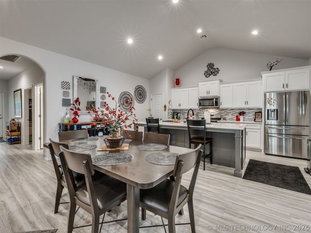 7707 S Redbud Avenue, Broken Arrow, OK 74011