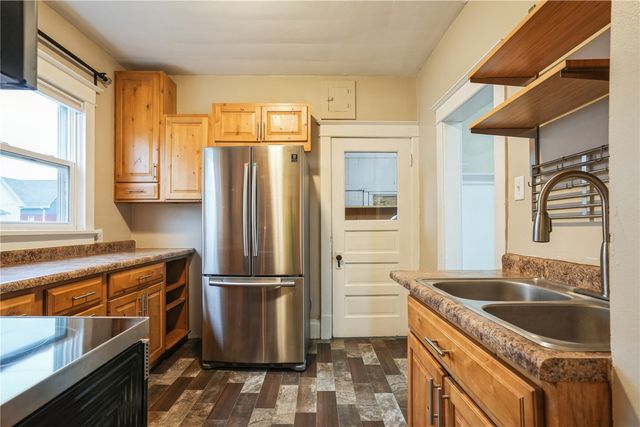 512 15th St NE, Cedar Rapids, IA 52402