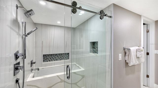 1001 POINT OF ROCKS ROAD 208, Sarasota, FL 34242