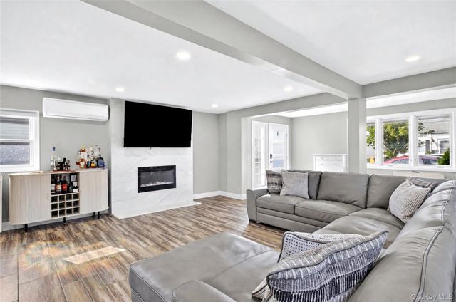 16 Dewey Street E, East Rockaway, NY 11518