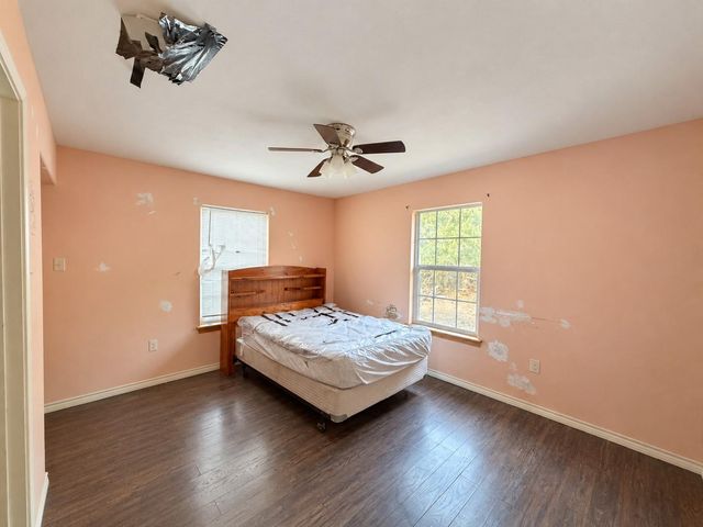 900 Lee LN, Lockhart, TX 78644