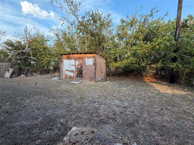 900 Lee LN, Lockhart, TX 78644