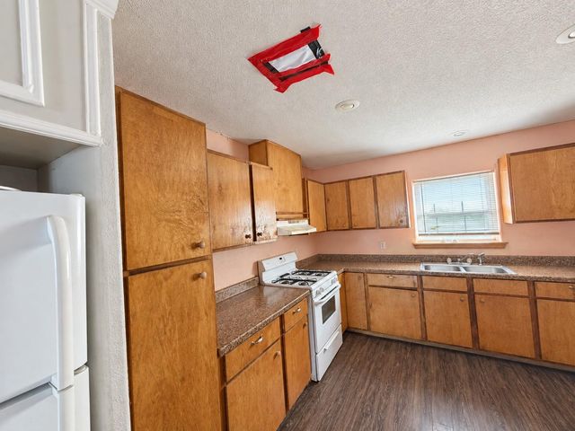 900 Lee LN, Lockhart, TX 78644