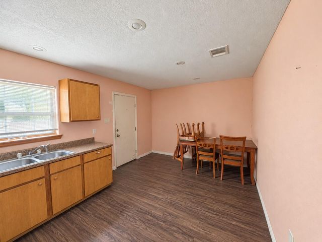 900 Lee LN, Lockhart, TX 78644