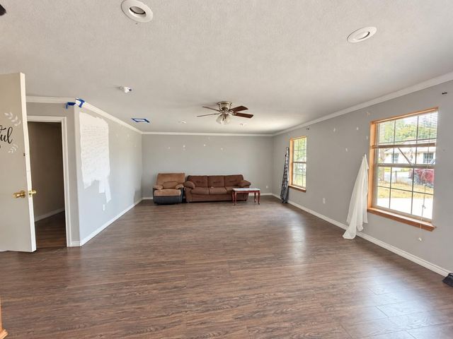 900 Lee LN, Lockhart, TX 78644
