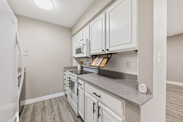 4902 University Avenue 130, Des Moines, IA 50311