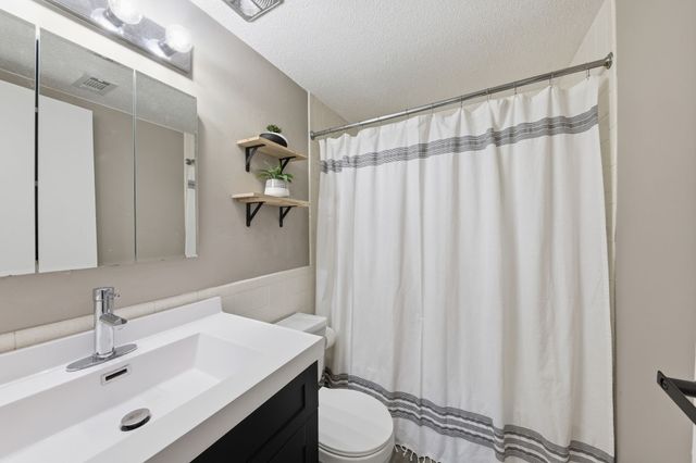 4902 University Avenue 130, Des Moines, IA 50311