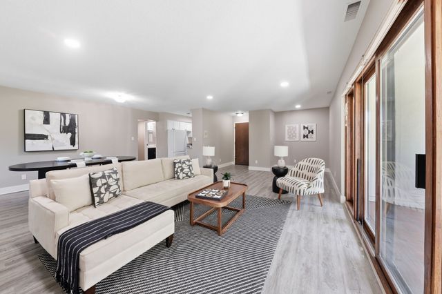 4902 University Avenue 130, Des Moines, IA 50311
