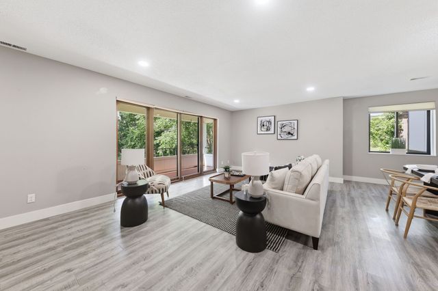 4902 University Avenue 130, Des Moines, IA 50311