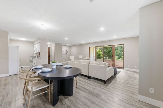 4902 University Avenue 130, Des Moines, IA 50311