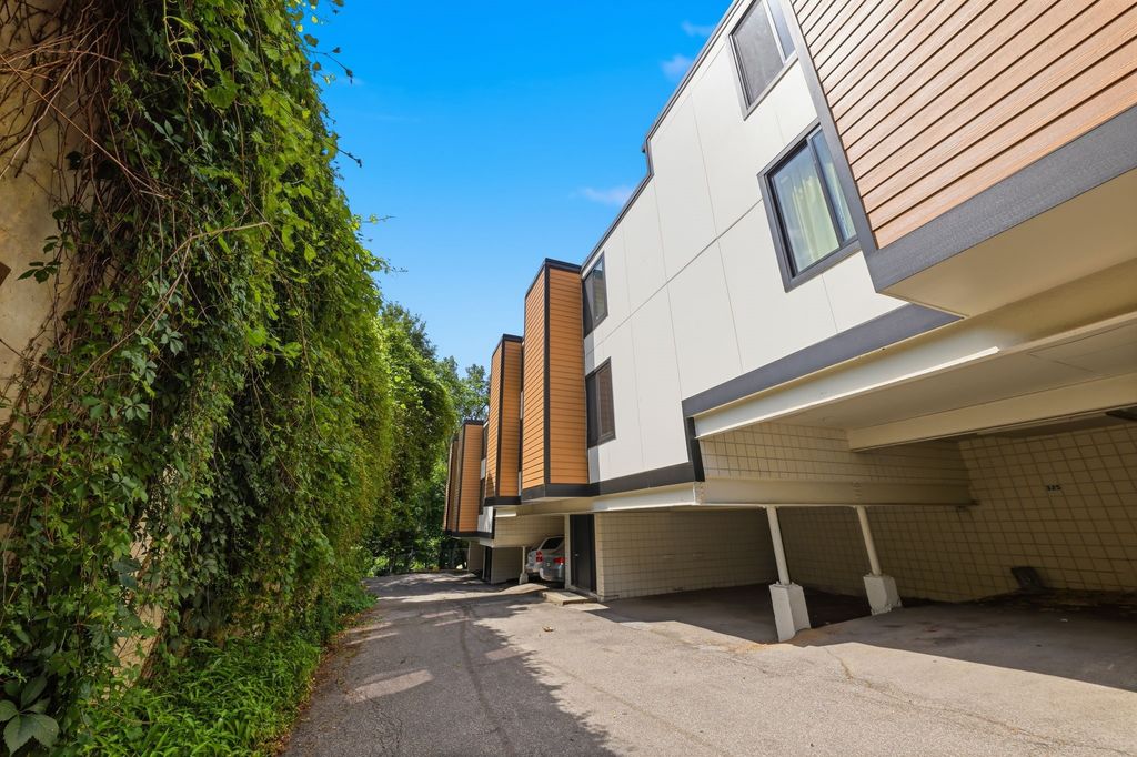 4902 University Avenue 130, Des Moines, IA 50311