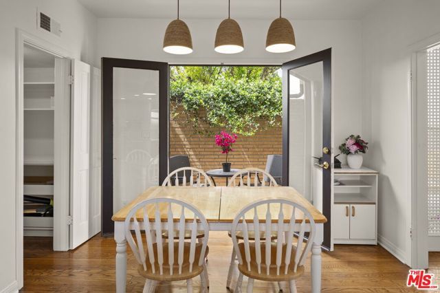 1052 N Kenter Avenue, Los Angeles, CA 90049