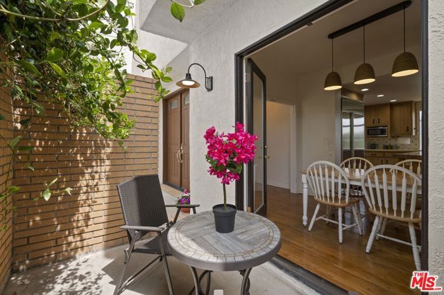 1052 N Kenter Avenue, Los Angeles, CA 90049