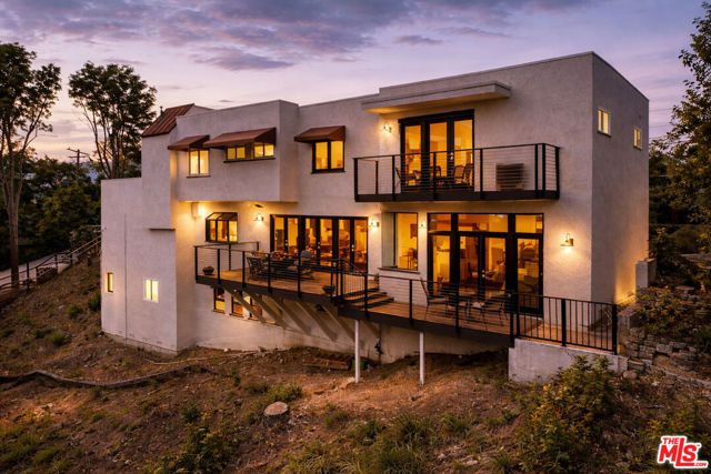 1052 N Kenter Avenue, Los Angeles, CA 90049