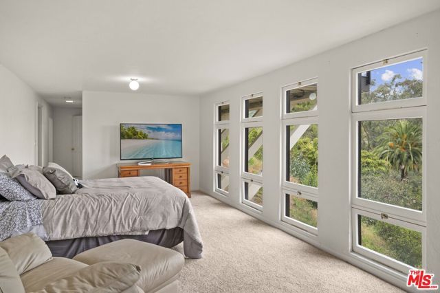 1052 N Kenter Avenue, Los Angeles, CA 90049