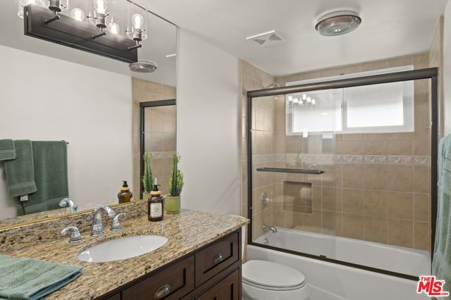 1052 N Kenter Avenue, Los Angeles, CA 90049