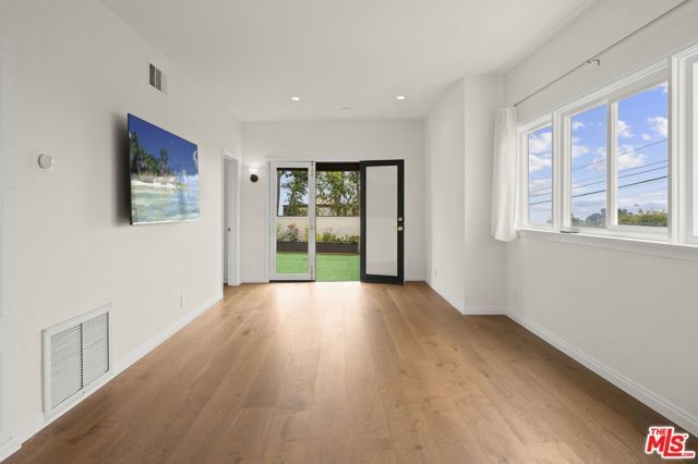 1052 N Kenter Avenue, Los Angeles, CA 90049