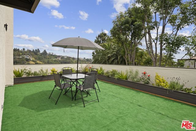 1052 N Kenter Avenue, Los Angeles, CA 90049