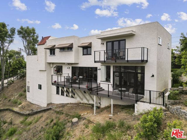 1052 N Kenter Avenue, Los Angeles, CA 90049