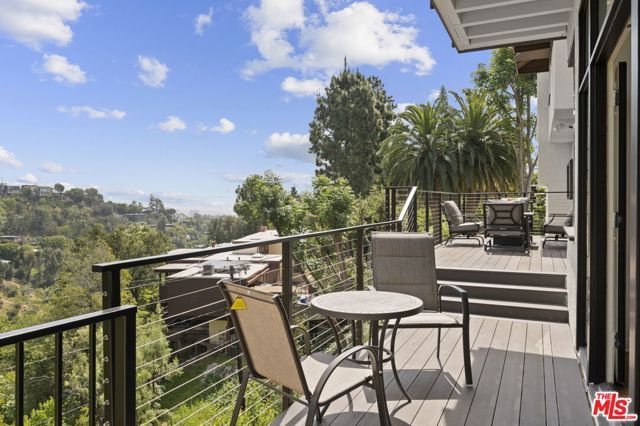 1052 N Kenter Avenue, Los Angeles, CA 90049