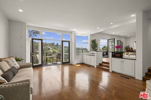 1052 N Kenter Avenue, Los Angeles, CA 90049