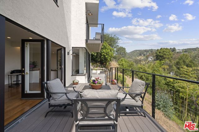 1052 N Kenter Avenue, Los Angeles, CA 90049